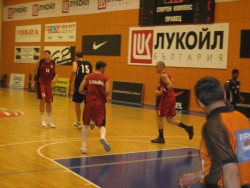 Аделеке пристига утре, Ангелов остава "Лукойл Академик"